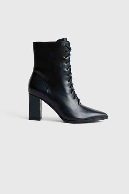 Pointed ankle boots with laces - Black