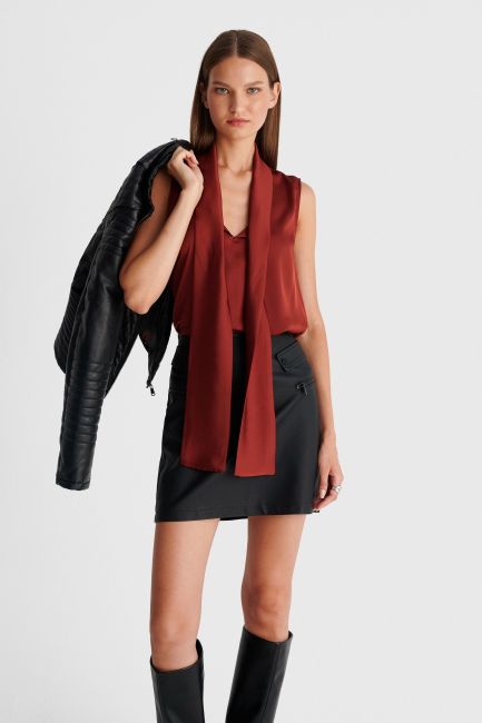 Sleeveless V-neck top with a long tie detail - Orange